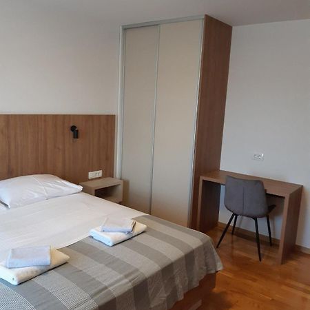 Apartments Mare Malinska Esterno foto