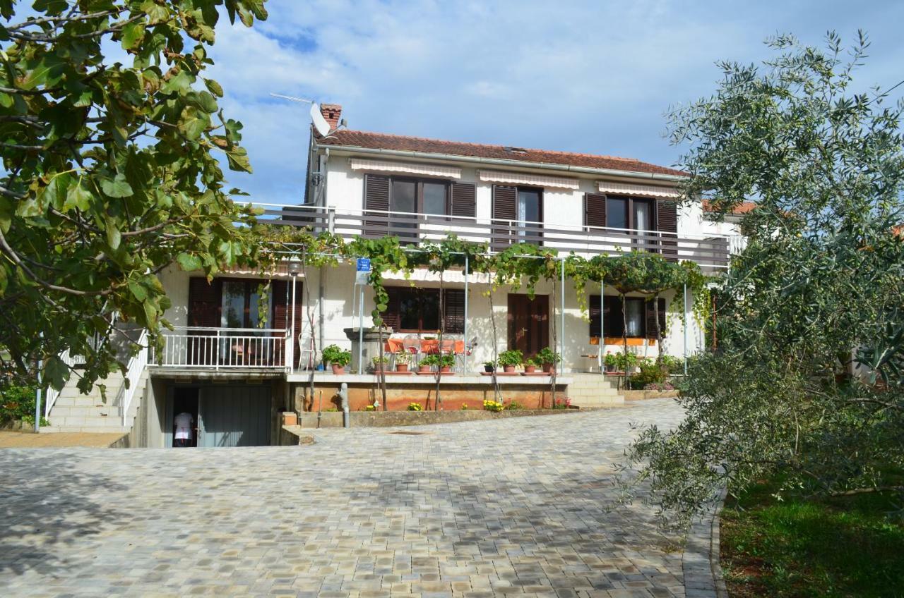 Apartments Mare Malinska Esterno foto