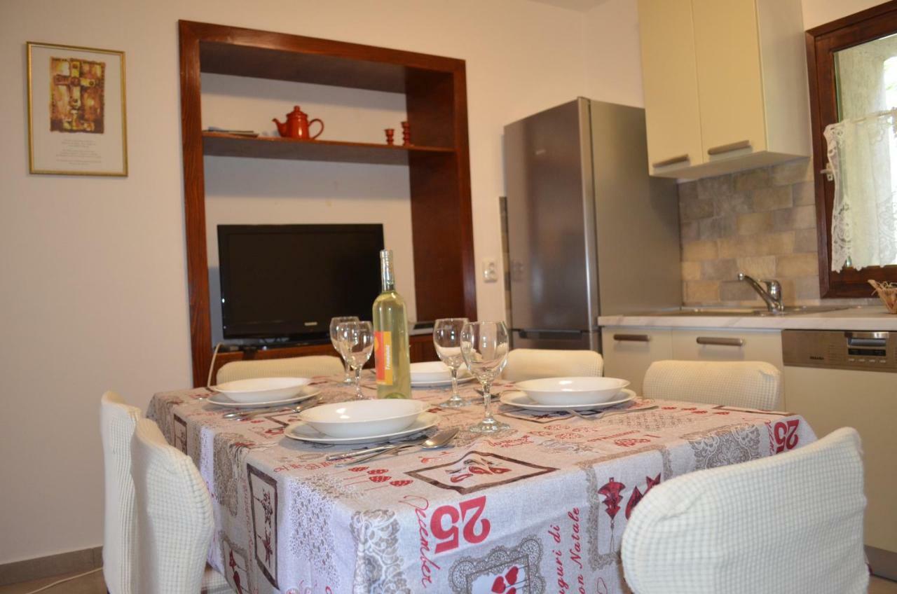 Apartments Mare Malinska Esterno foto